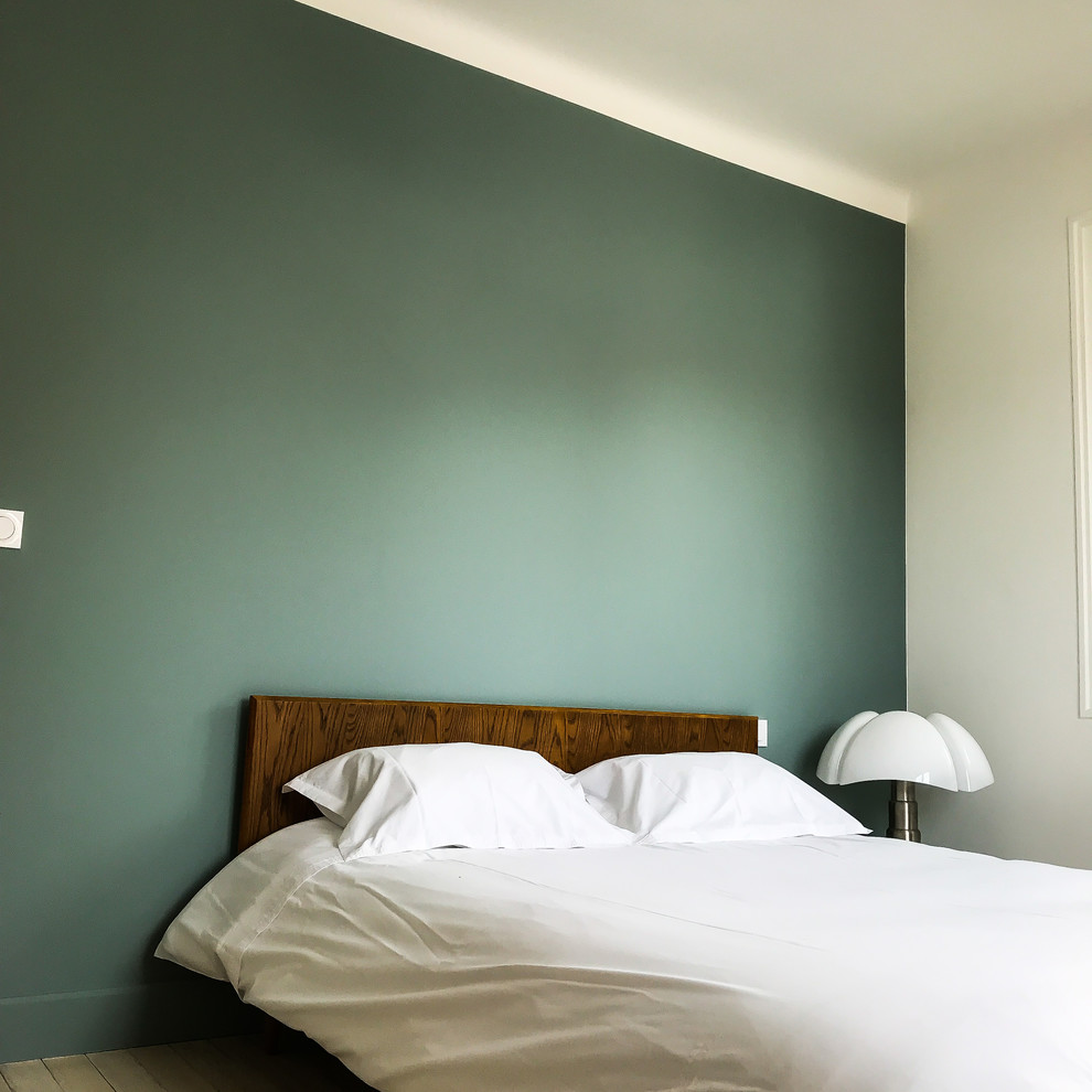 Ejemplo de dormitorio principal costero grande sin chimenea con suelo de madera pintada, suelo blanco y paredes azules