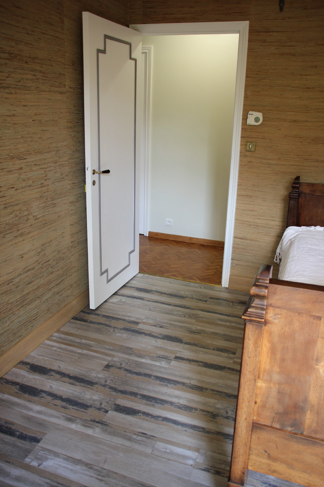 Esempio di una camera da letto tradizionale di medie dimensioni con pareti marroni e nessun camino