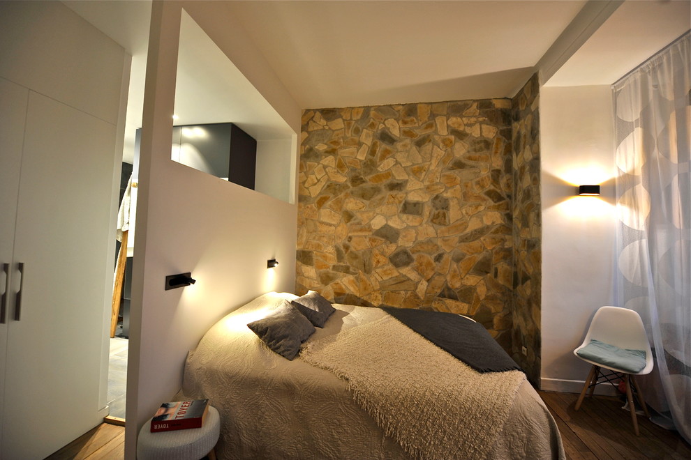 Mittelgroßes Klassisches Hauptschlafzimmer mit weißer Wandfarbe, Keramikboden und braunem Boden in Nizza