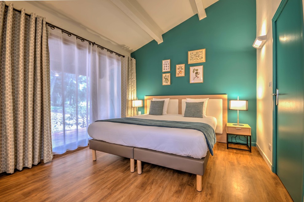Großes Modernes Hauptschlafzimmer ohne Kamin mit weißer Wandfarbe, Laminat und braunem Boden in Nizza