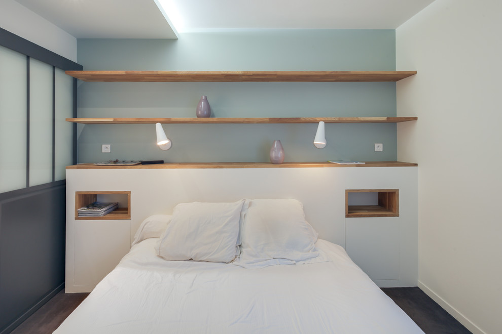 Imagen de dormitorio principal minimalista de tamaño medio sin chimenea con paredes azules, moqueta y suelo gris