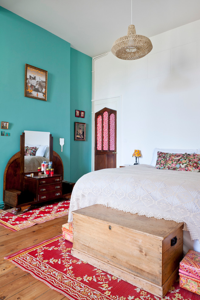 ボルドーにあるコンテンポラリースタイルのおしゃれな寝室 (白い壁、無垢フローリング) のレイアウト