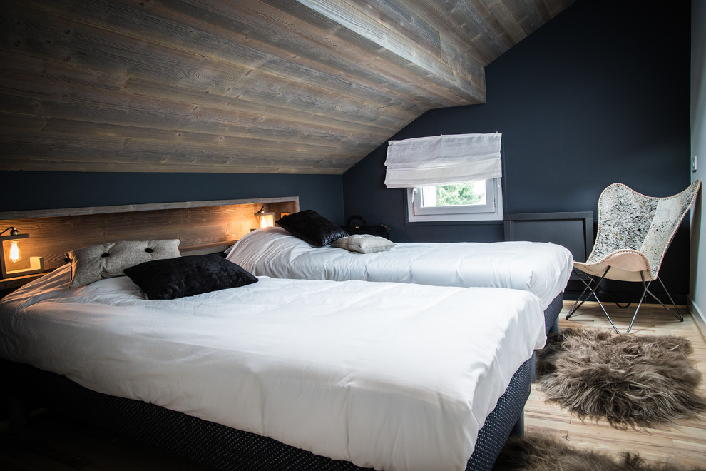 На фото: гостевая спальня (комната для гостей) в стиле рустика с синими стенами, светлым паркетным полом и бежевым полом с