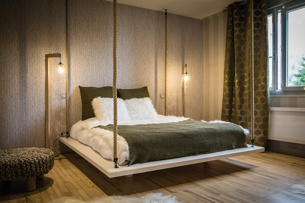 Foto de dormitorio contemporáneo con paredes grises, suelo de madera clara y suelo beige