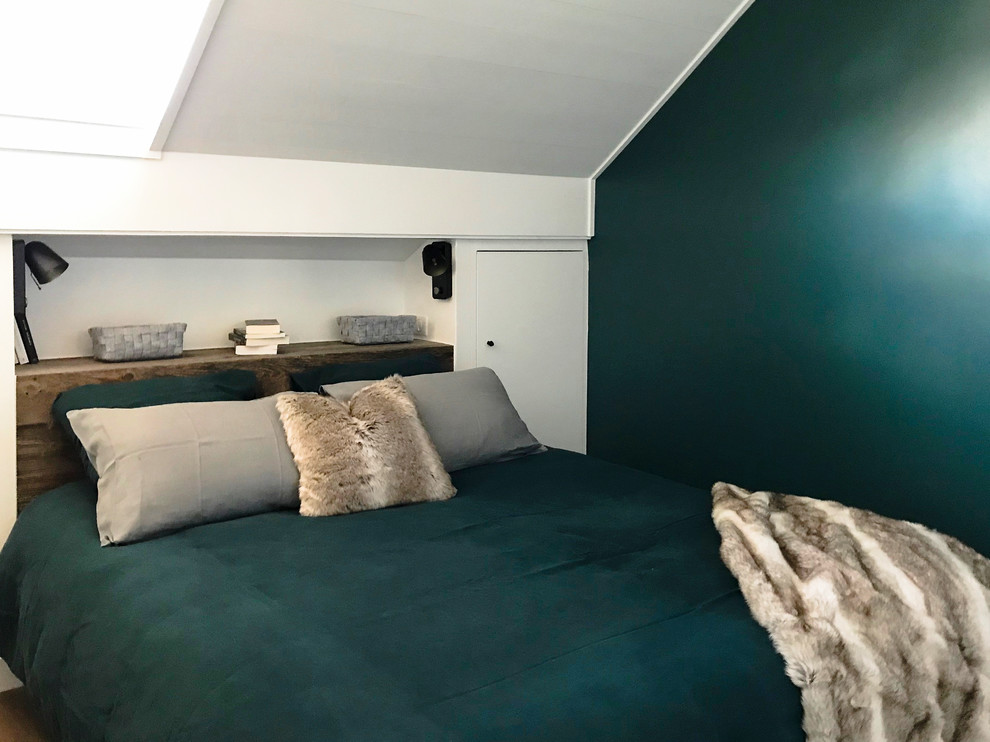 Diseño de dormitorio principal rural de tamaño medio sin chimenea con paredes azules, suelo de madera oscura y suelo marrón