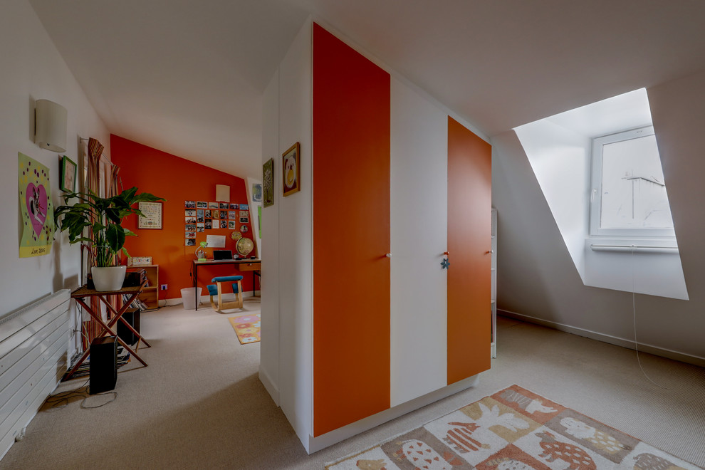 На фото: большая хозяйская спальня в современном стиле с оранжевыми стенами, ковровым покрытием и бежевым полом с