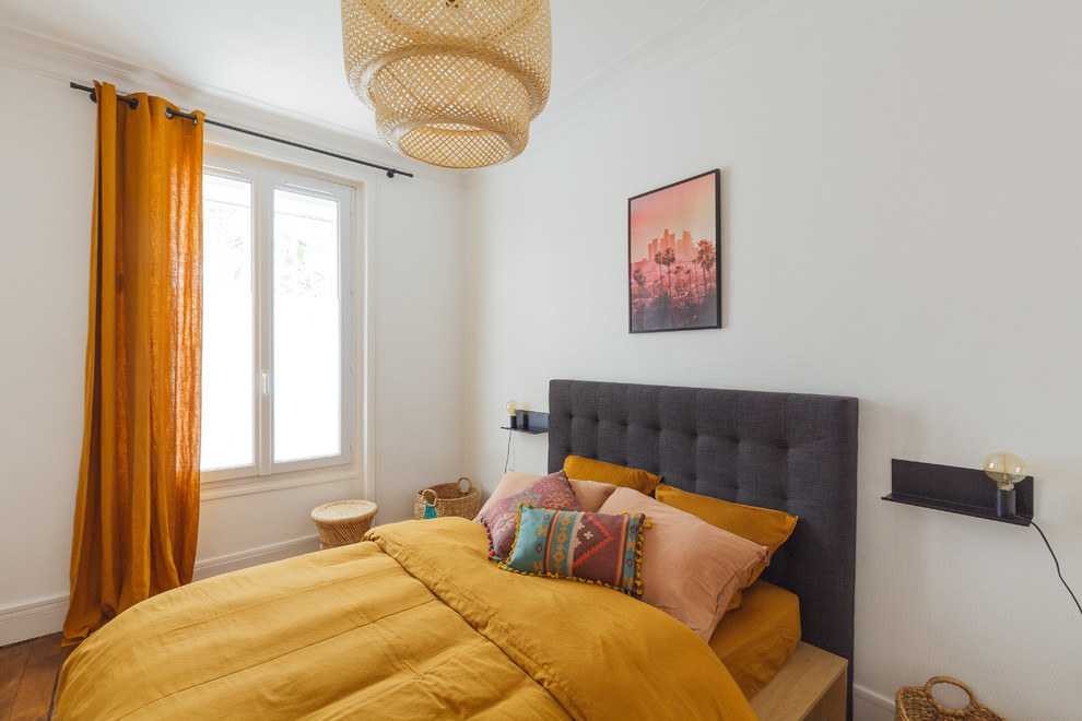 Ejemplo de dormitorio principal ecléctico de tamaño medio con paredes blancas, suelo de madera oscura y suelo marrón