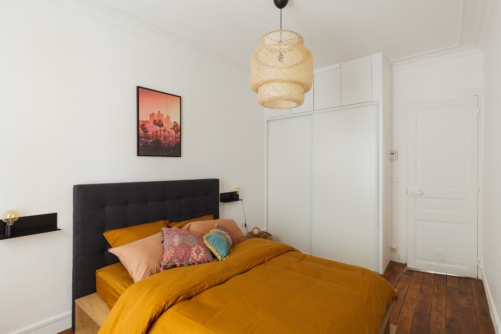 Imagen de dormitorio principal ecléctico de tamaño medio con paredes blancas, suelo de madera oscura y suelo marrón