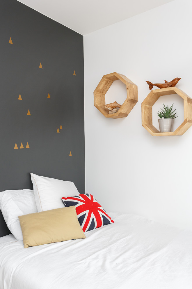 Ejemplo de dormitorio blanco y madera escandinavo pequeño sin chimenea con paredes multicolor, suelo de madera clara y suelo beige