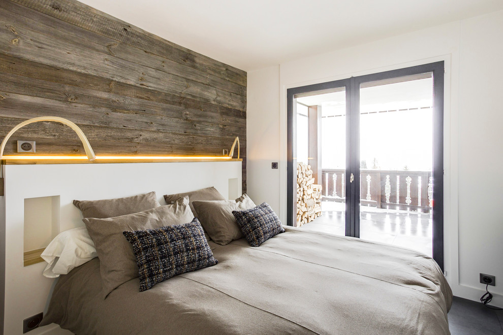 На фото: спальня среднего размера в современном стиле с коричневыми стенами, серым полом и полом из керамической плитки без камина с