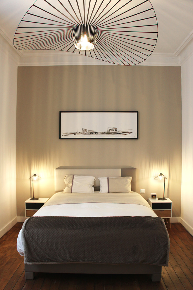 Стильный дизайн: хозяйская спальня среднего размера в современном стиле с бежевыми стенами, паркетным полом среднего тона и коричневым полом без камина - последний тренд