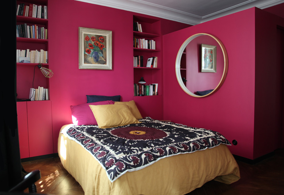 Diseño de dormitorio actual con paredes rosas y suelo de madera oscura