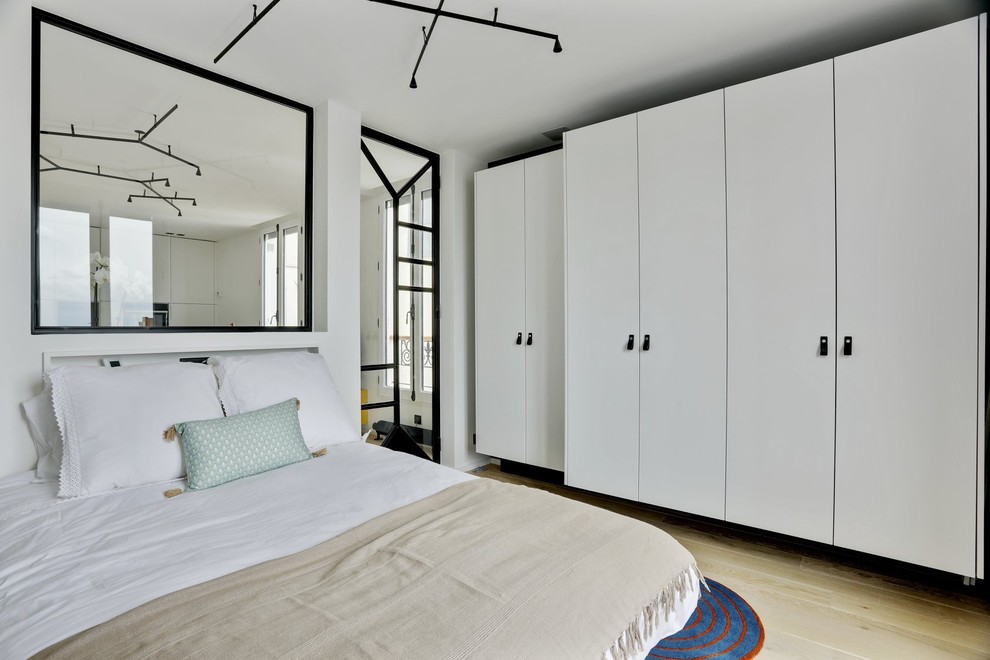 Exemple d'une chambre tendance avec un mur blanc, parquet clair, un sol beige et verrière.