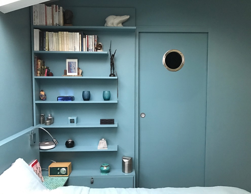 Eklektisches Schlafzimmer mit blauer Wandfarbe und braunem Holzboden in Paris