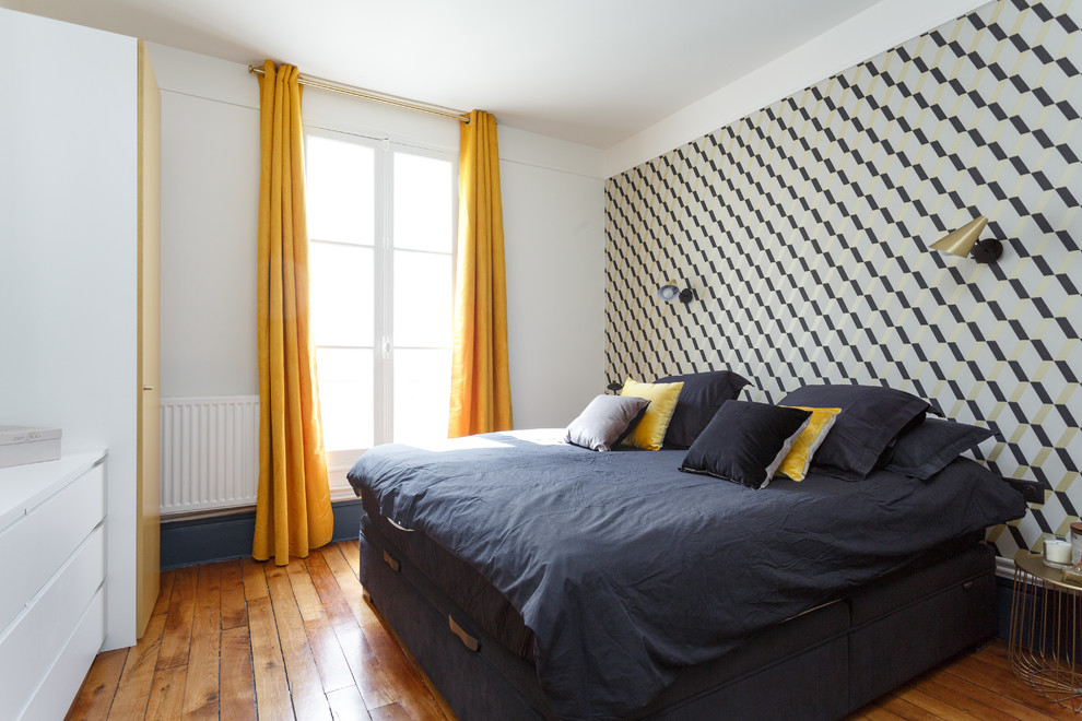 Inspiration pour une chambre d'amis design avec un mur blanc, un sol en bois brun et un sol marron.