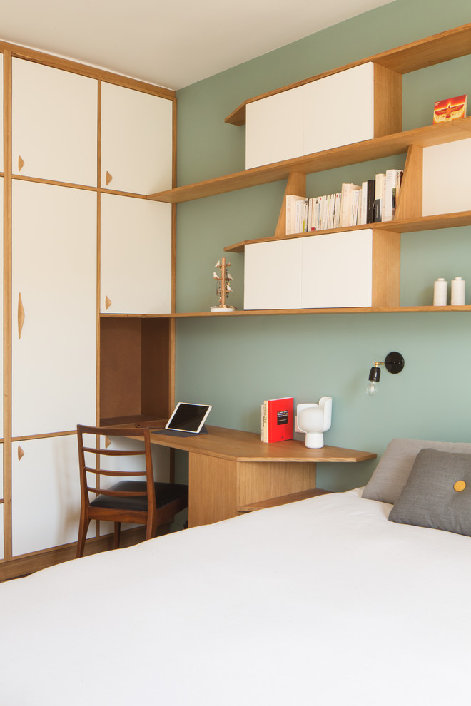 Стильный дизайн: хозяйская спальня среднего размера в современном стиле с зелеными стенами, светлым паркетным полом и бежевым полом - последний тренд