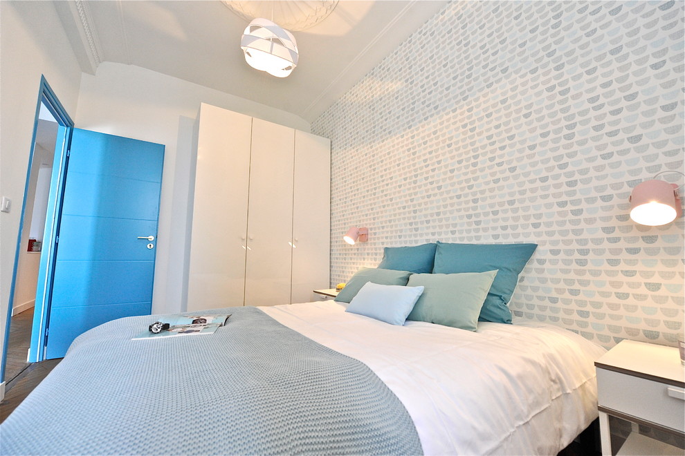 Стильный дизайн: хозяйская спальня среднего размера в стиле модернизм с белыми стенами, паркетным полом среднего тона и коричневым полом без камина - последний тренд