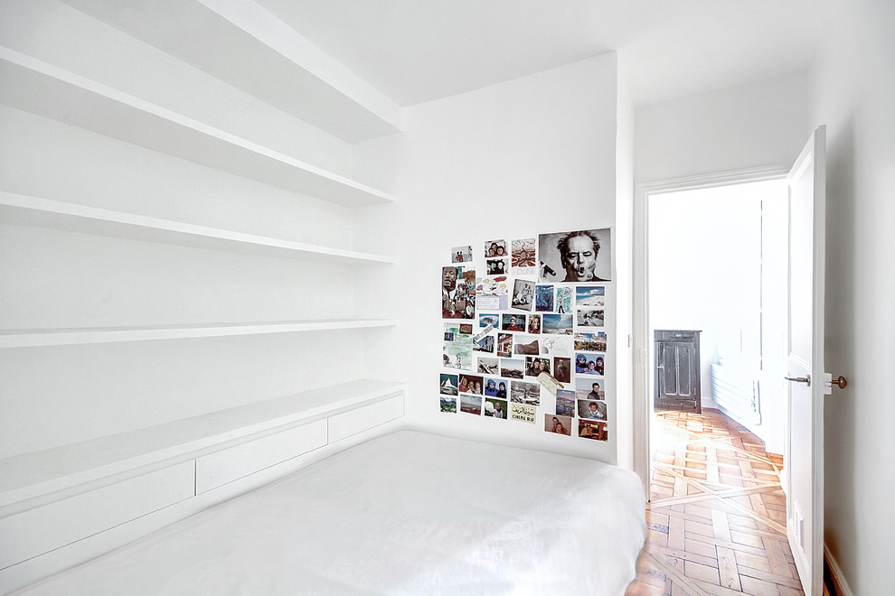 Inspiration för små moderna huvudsovrum, med vita väggar, ljust trägolv och beiget golv