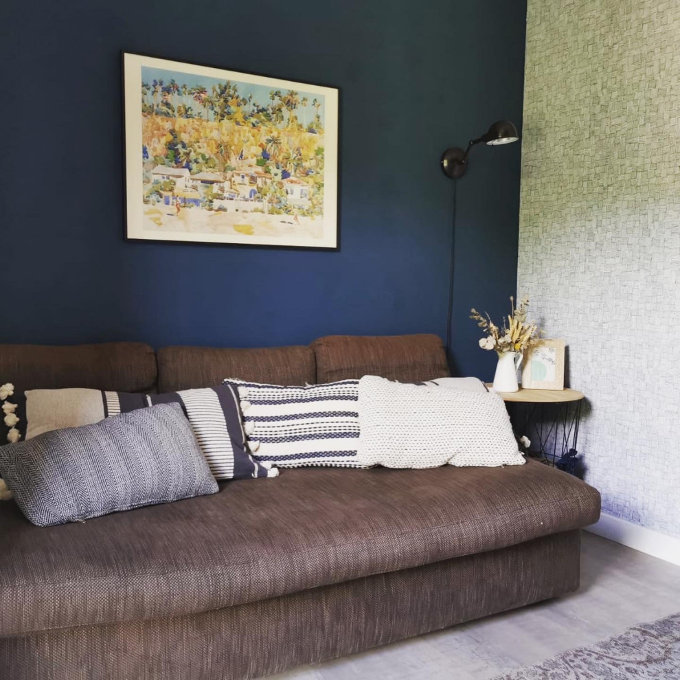 Esempio di una piccola camera degli ospiti costiera con pareti blu, pavimento in vinile e pavimento grigio