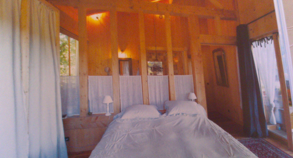 Example of a mountain style bedroom design in Bordeaux