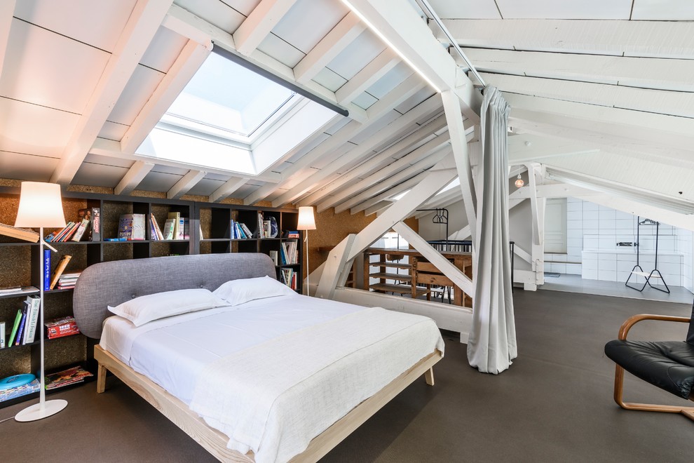 ボルドーにある広いコンテンポラリースタイルのおしゃれな主寝室 (白い壁、グレーの床、クッションフロア、グレーとブラウン) のインテリア