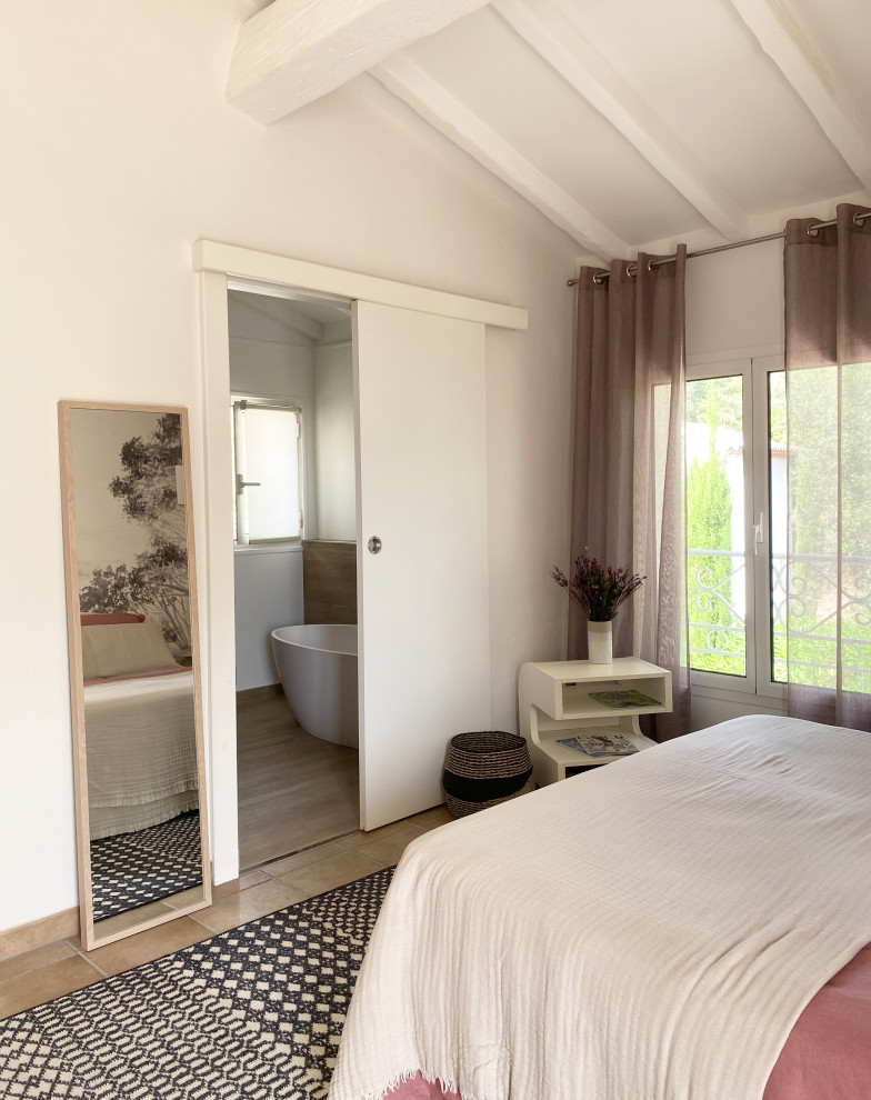 Foto de dormitorio principal costero de tamaño medio sin chimenea con paredes beige, suelo de baldosas de terracota y suelo beige