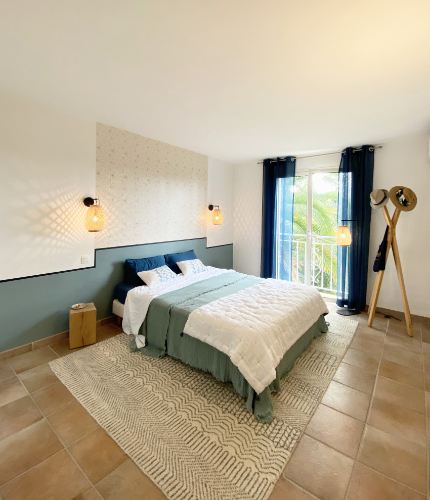 Свежая идея для дизайна: большая гостевая спальня (комната для гостей) в морском стиле с синими стенами, полом из терракотовой плитки, бежевым полом и обоями на стенах без камина - отличное фото интерьера