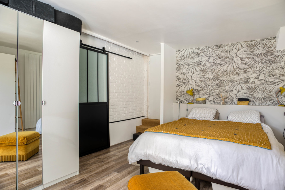 На фото: хозяйская спальня среднего размера в современном стиле с белыми стенами, полом из линолеума и серым полом с