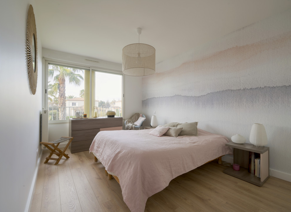 Foto di una grande camera da letto chic con pareti bianche, pavimento in laminato e pavimento marrone