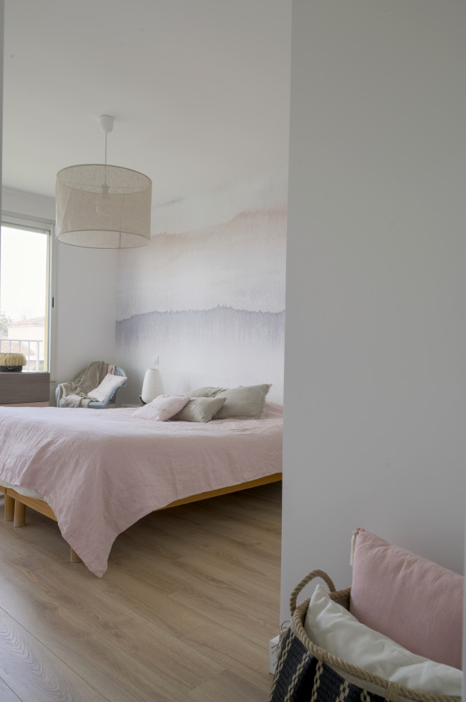 Inspiration för ett stort vintage sovrum, med vita väggar, laminatgolv och brunt golv