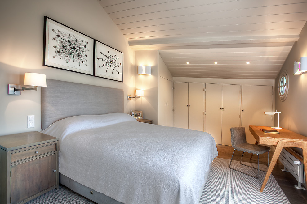 Modernes Schlafzimmer ohne Kamin mit grauer Wandfarbe und braunem Holzboden in Bordeaux
