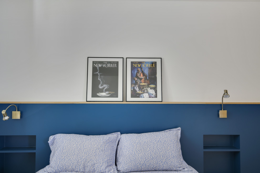 Immagine di una grande camera matrimoniale minimal con pareti blu e parquet chiaro
