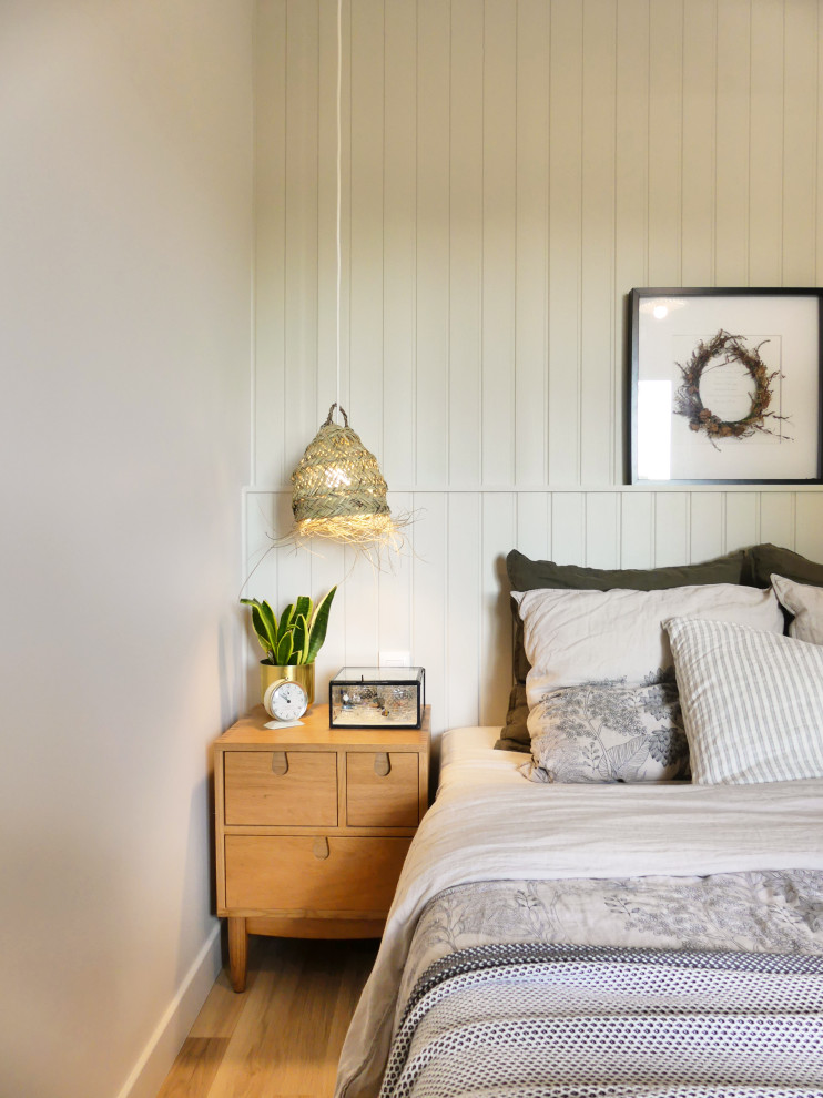 ナントにある中くらいなビーチスタイルのおしゃれな主寝室 (ベージュの壁、淡色無垢フローリング、茶色い床、パネル壁) のレイアウト