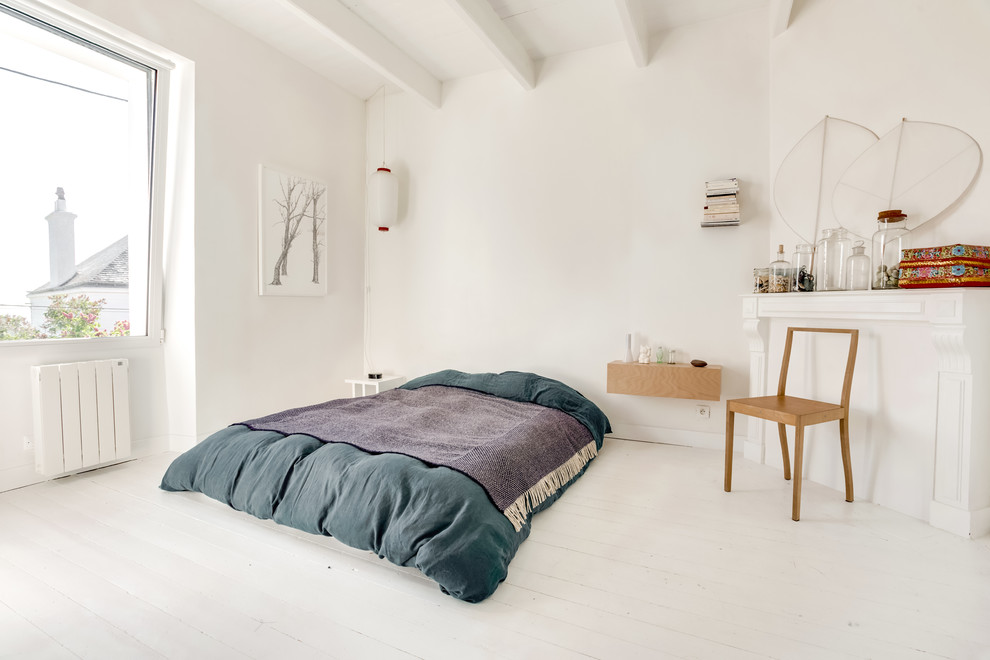 Идея дизайна: спальня в современном стиле с белыми стенами, деревянным полом и белым полом