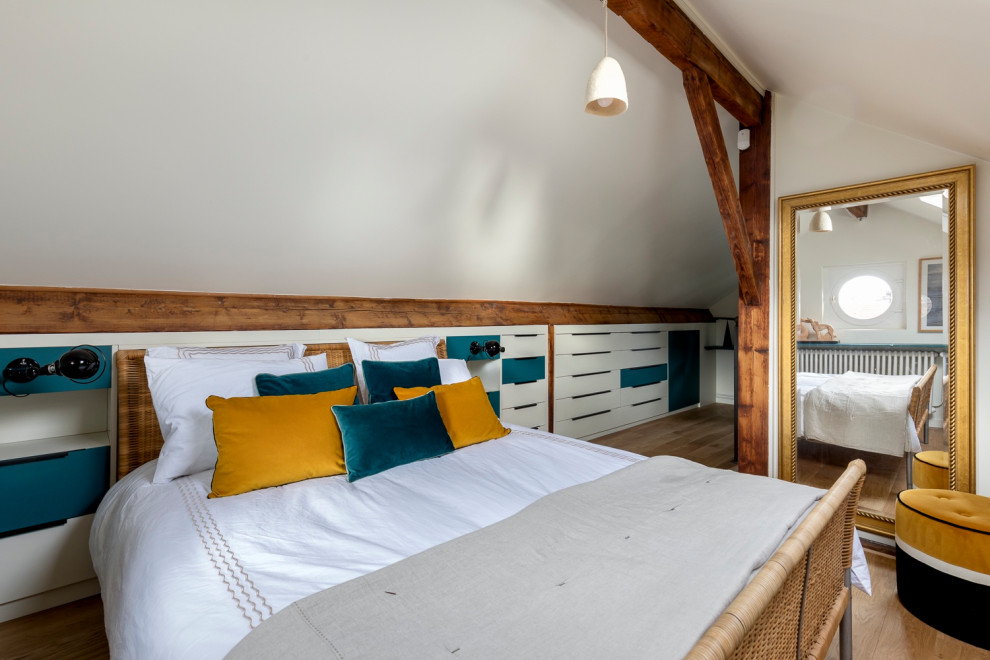 Свежая идея для дизайна: большая хозяйская спальня в скандинавском стиле с бежевыми стенами, светлым паркетным полом и бежевым полом - отличное фото интерьера