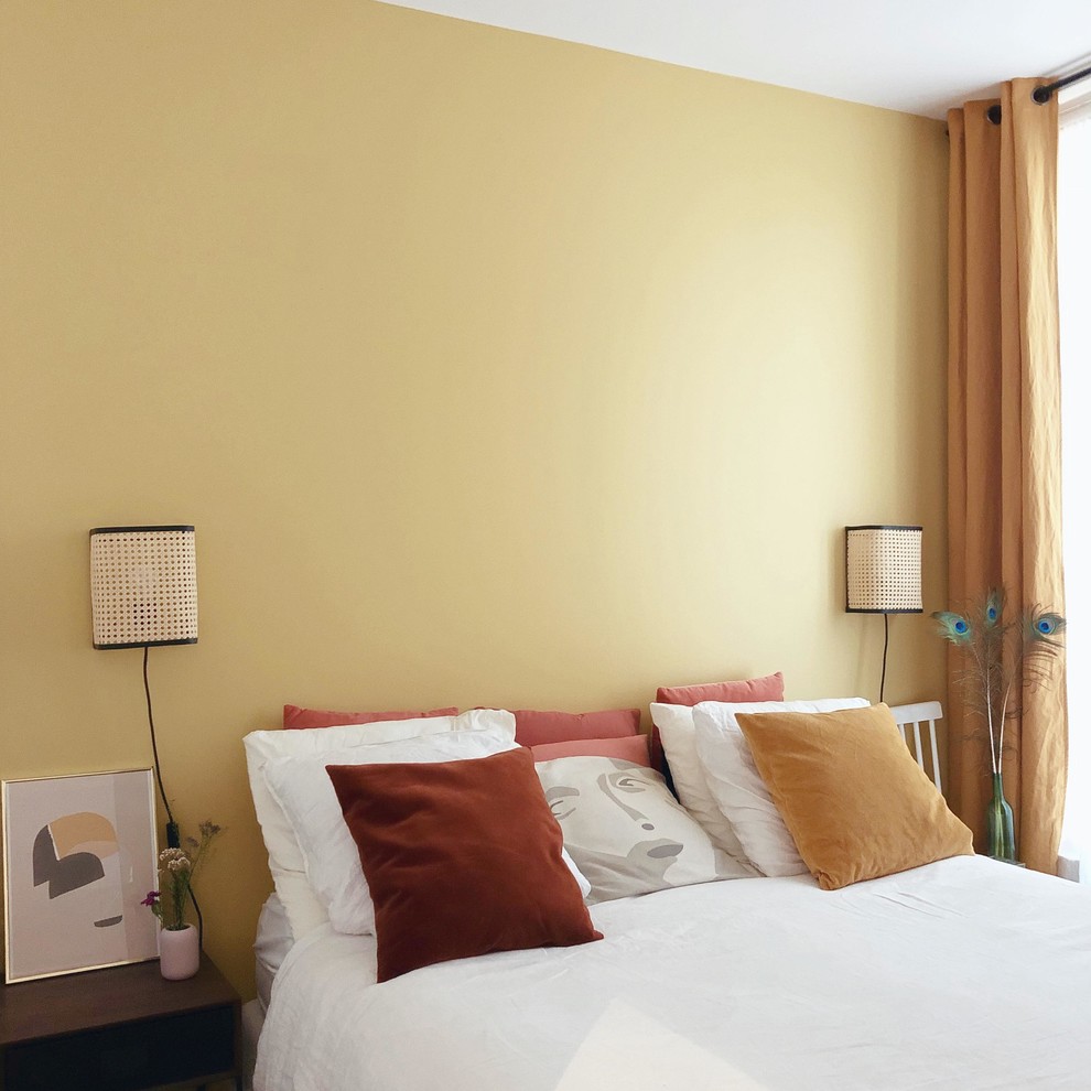 Пример оригинального дизайна: хозяйская спальня среднего размера в современном стиле с желтыми стенами