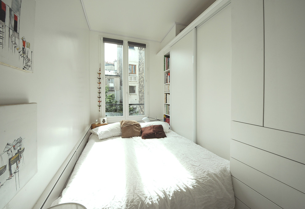Idee per una piccola camera matrimoniale design con pareti bianche, parquet scuro e pavimento marrone