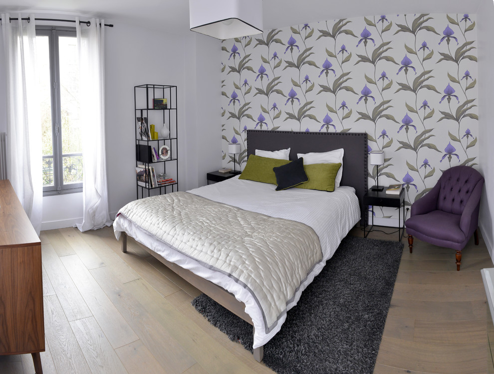 Diseño de dormitorio principal contemporáneo de tamaño medio con paredes multicolor y suelo de madera clara