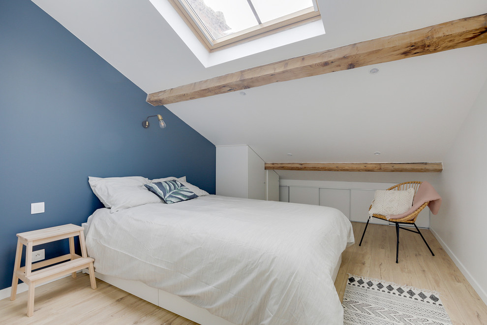 Modelo de dormitorio tipo loft y blanco y madera de estilo de casa de campo de tamaño medio con paredes grises y suelo laminado
