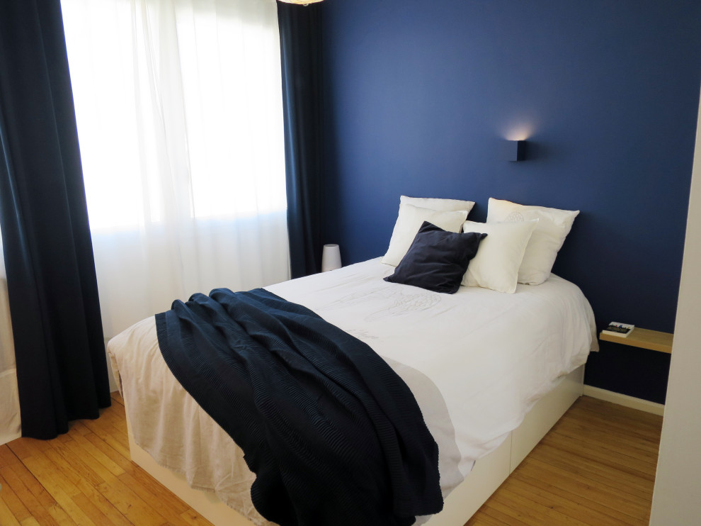 Источник вдохновения для домашнего уюта: хозяйская спальня среднего размера в современном стиле с синими стенами, светлым паркетным полом и бежевым полом без камина