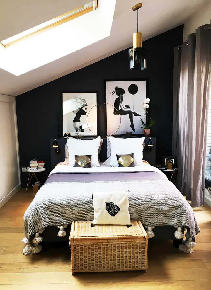 Пример оригинального дизайна: хозяйская спальня среднего размера в стиле фьюжн с черными стенами, светлым паркетным полом и бежевым полом без камина