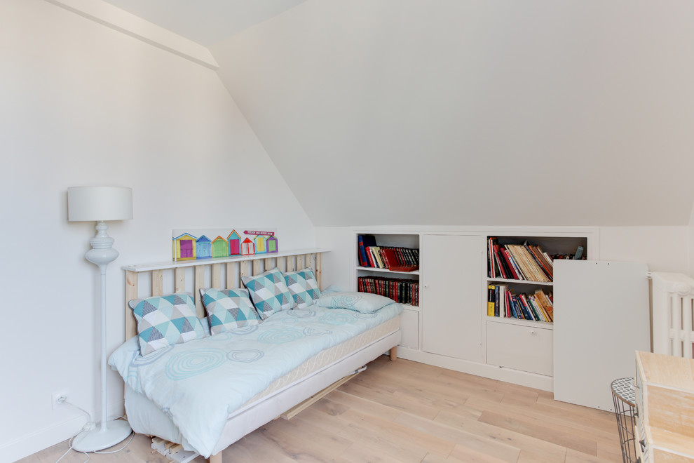 Idée de décoration pour une chambre d'amis nordique de taille moyenne avec un mur blanc, parquet clair, aucune cheminée et un sol beige.