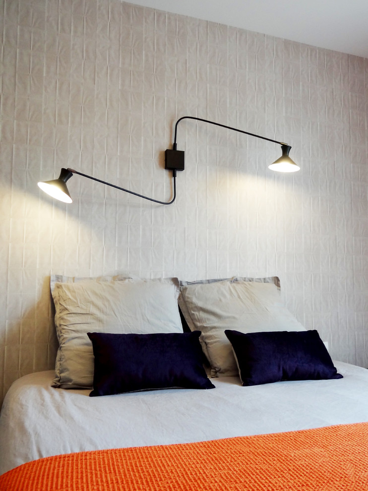 Mittelgroßes Modernes Hauptschlafzimmer mit beiger Wandfarbe in Paris