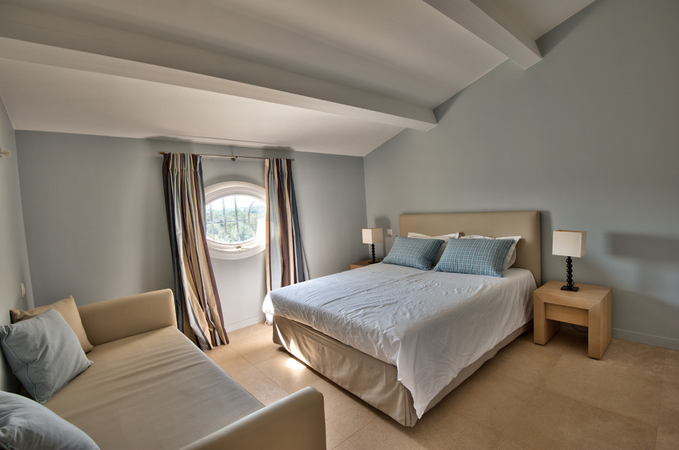 На фото: хозяйская спальня среднего размера в современном стиле с серыми стенами, полом из травертина и бежевым полом с