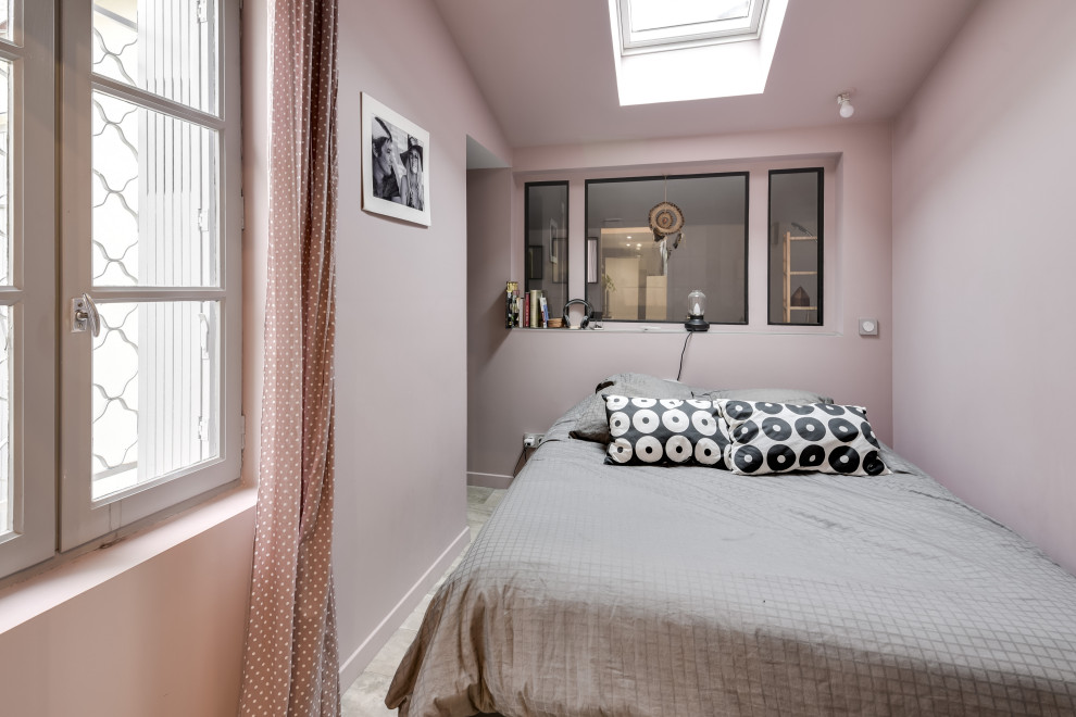 Réalisation d'une petite chambre parentale design avec un mur rose, un sol en carrelage de céramique, aucune cheminée et un sol gris.