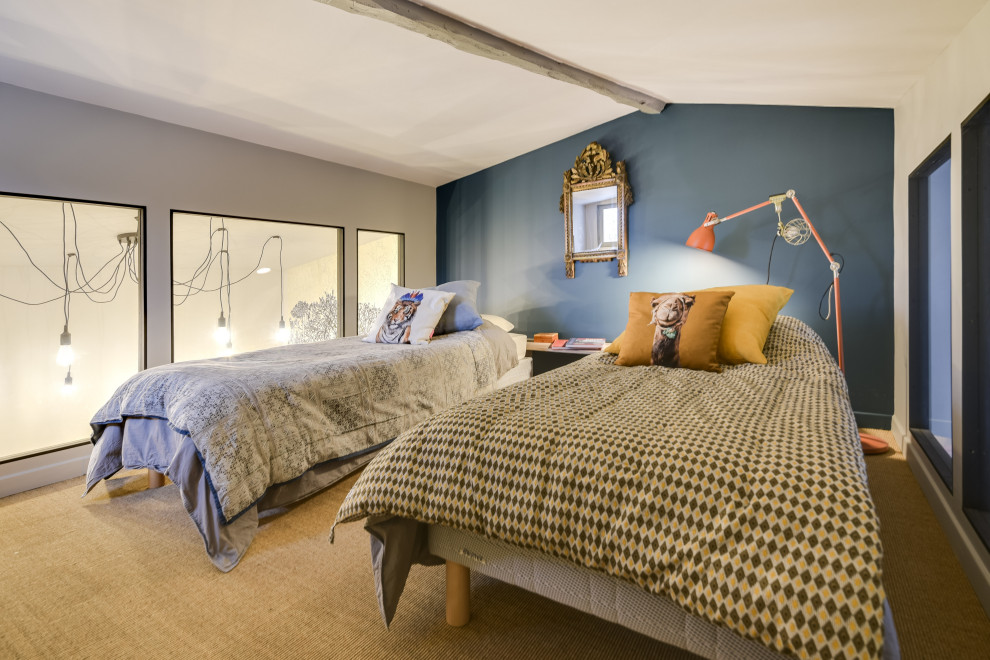 Diseño de dormitorio tipo loft actual de tamaño medio sin chimenea con paredes azules, suelo de bambú y suelo beige