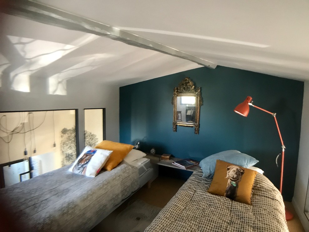 ボルドーにある中くらいなコンテンポラリースタイルのおしゃれなロフト寝室 (青い壁、竹フローリング、暖炉なし、ベージュの床) のレイアウト