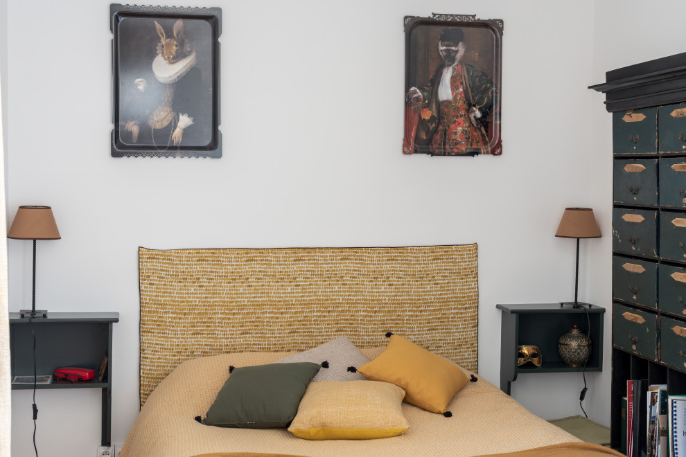 Пример оригинального дизайна: спальня среднего размера в стиле фьюжн с белыми стенами, светлым паркетным полом, стандартным камином и коричневым полом