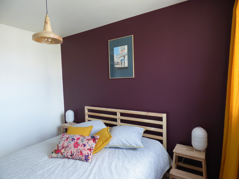 Ispirazione per una camera da letto boho chic di medie dimensioni con pareti viola, parquet chiaro e pavimento marrone