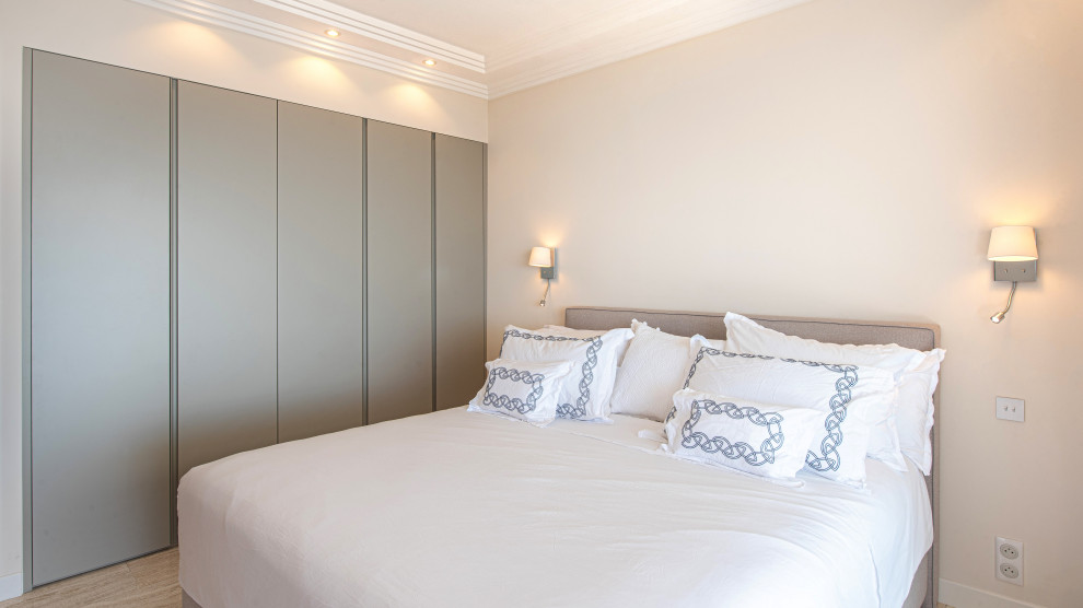 Diseño de dormitorio principal contemporáneo de tamaño medio con paredes beige, suelo de travertino y suelo beige